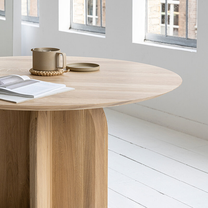 Ronde Design dining table | Slot Tripod Walnut naturel lacquer | Walnut naturel lacquer | Studio HENK | 